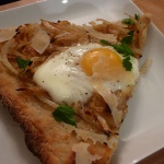 Crispy onions pizza